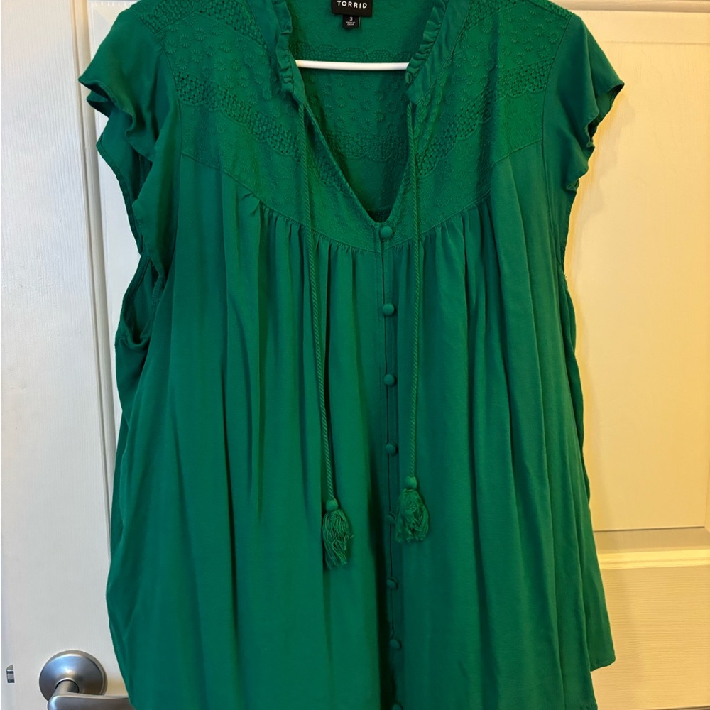 Torrid beautiful emerald green blouse with flutter sleeve